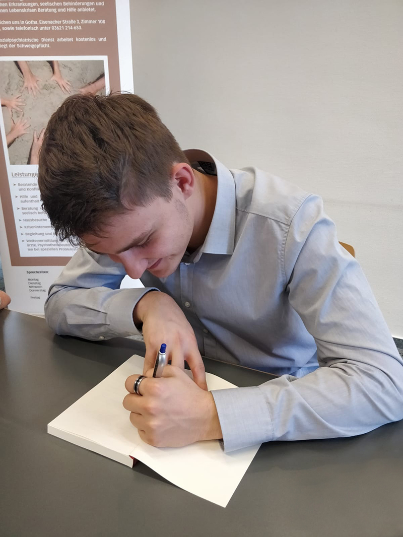 Autor Leo M. Kohl beim Signieren seiner Bücher in Gotha